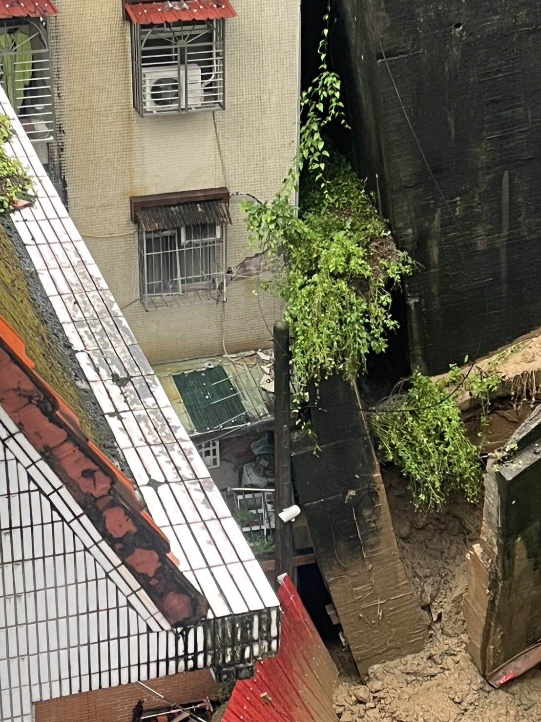 連日大雨侵襲!新店社區「整片擋土牆崩塌」 住戶有家歸不得「侯友宜緊急回應了」