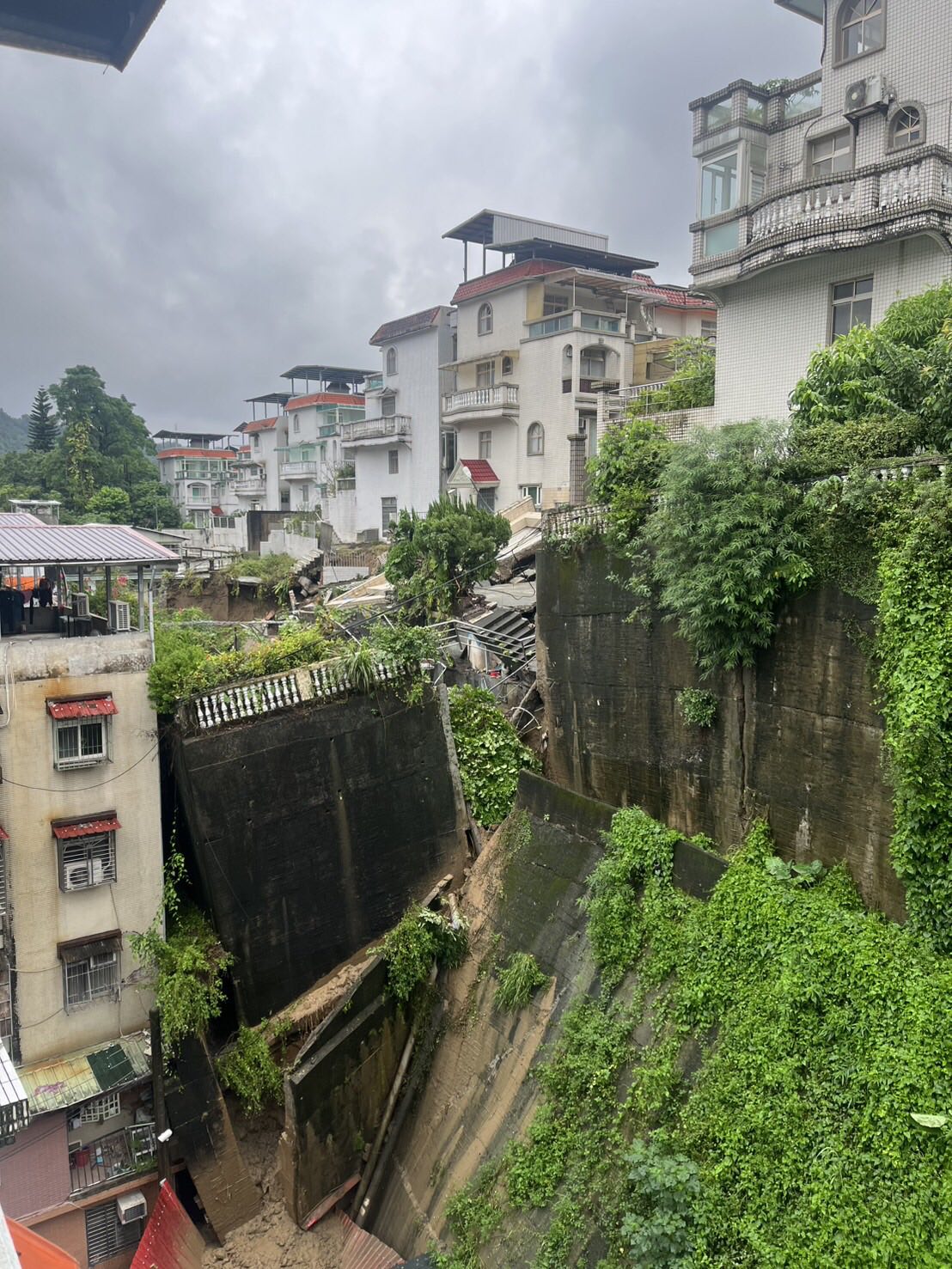 連日大雨侵襲!新店社區「整片擋土牆崩塌」 住戶有家歸不得「侯友宜緊急回應了」