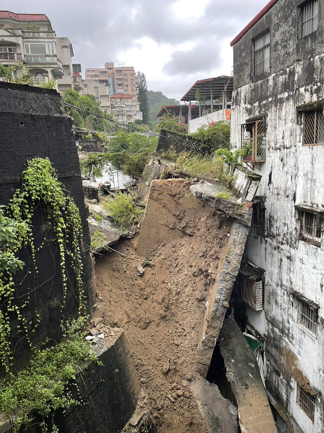 連日大雨侵襲!新店社區「整片擋土牆崩塌」 住戶有家歸不得「侯友宜緊急回應了」