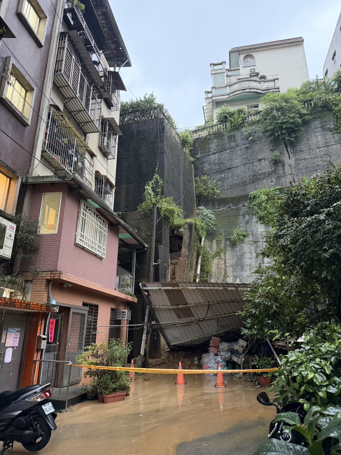 連日大雨侵襲!新店社區「整片擋土牆崩塌」 住戶有家歸不得「侯友宜緊急回應了」
