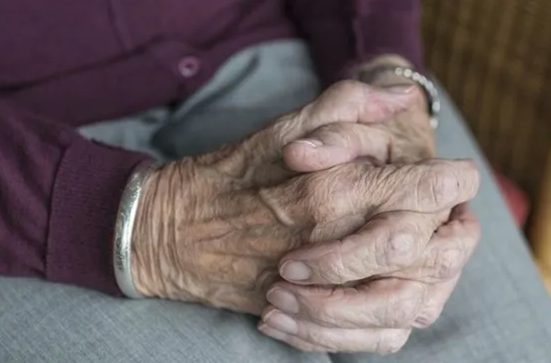 養兒20多年!90歲老母遭兒質問「我用30年養妳老,不虧嗎?」 她聽完「淡回一句話」道盡父母心酸