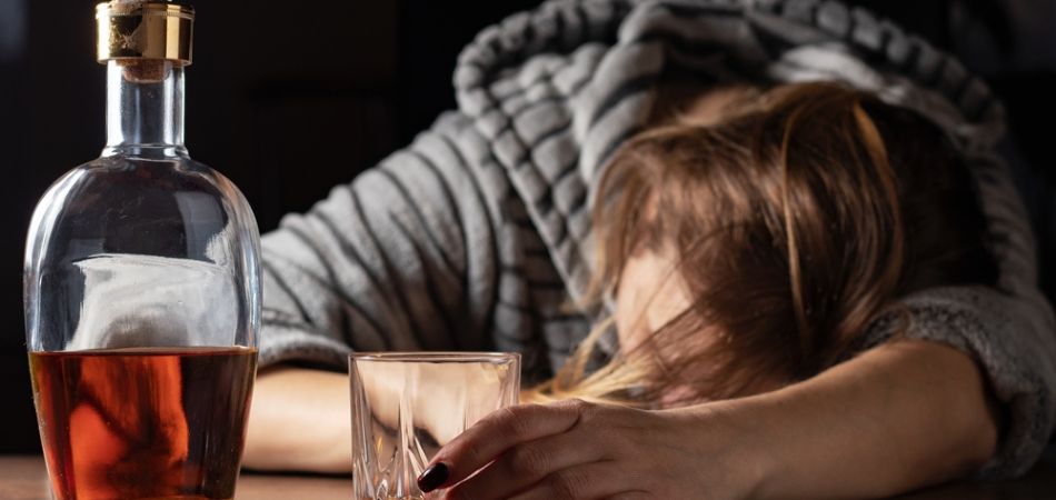 喝了恐喪命!這4種酒「已被列入黑名單」:為了身體好不要碰