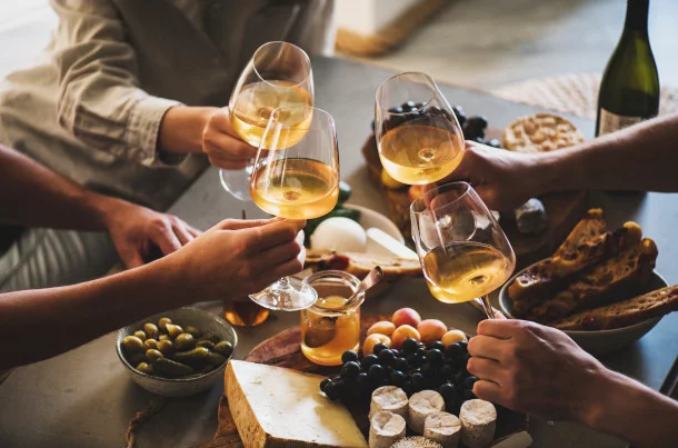 喝了恐喪命!這4種酒「已被列入黑名單」:為了身體好不要碰