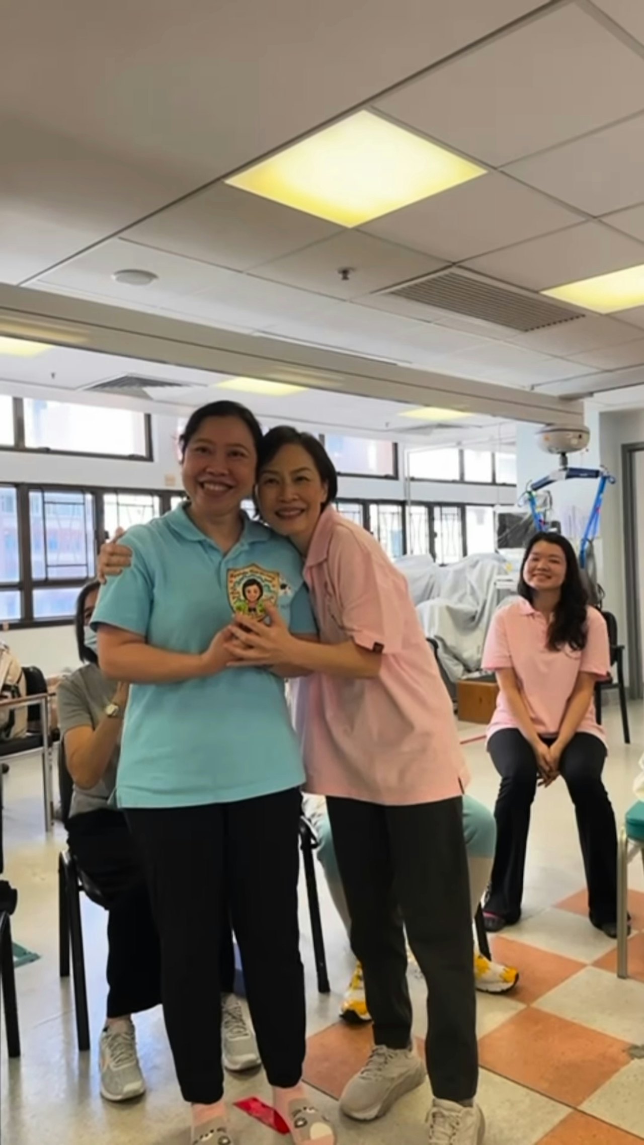 當紅時引退23年!56歲歌壇天后「改行當運動教練」 頂素顏現身「選擇優雅老去」不再留戀名利