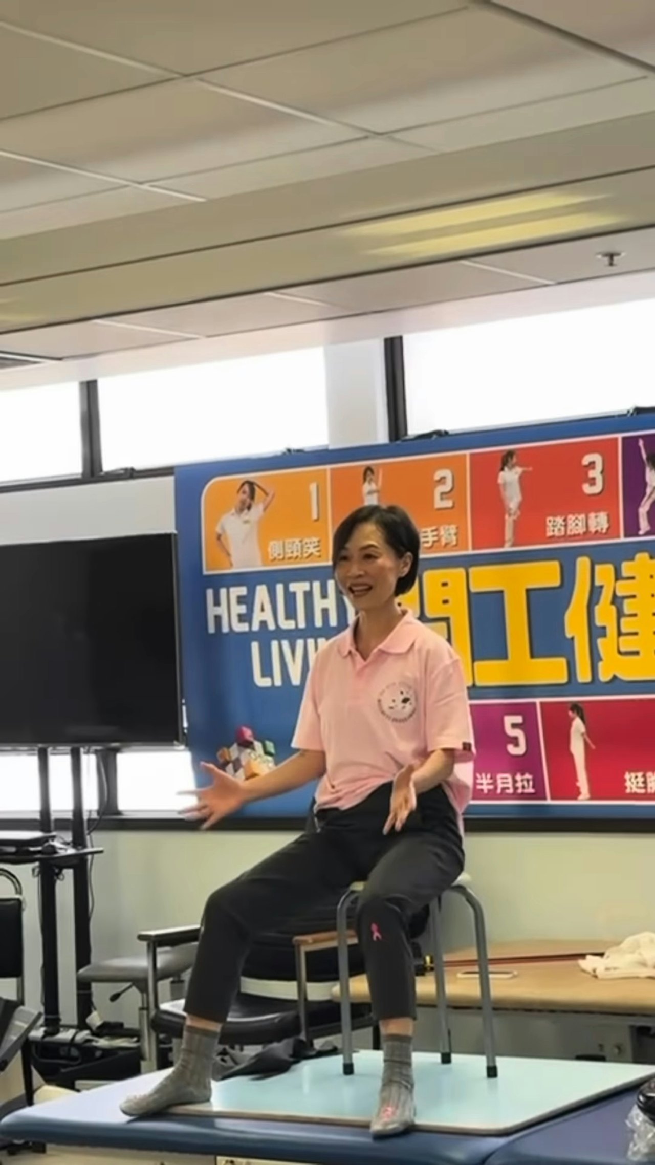 當紅時引退23年!56歲歌壇天后「改行當運動教練」 頂素顏現身「選擇優雅老去」不再留戀名利