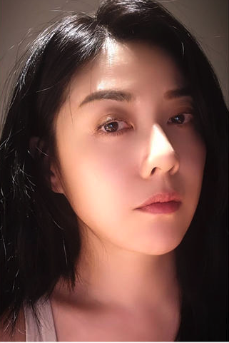 罕見大尺度!45歲韓瑜「甜牽老公走紅毯」美到發光 雪白嫩肌「辣開深V到胸前」好身材包不住❤️