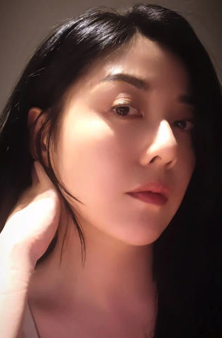 罕見大尺度!45歲韓瑜「甜牽老公走紅毯」美到發光 雪白嫩肌「辣開深V到胸前」好身材包不住❤️