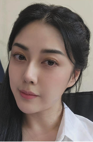 罕見大尺度!45歲韓瑜「甜牽老公走紅毯」美到發光 雪白嫩肌「辣開深V到胸前」好身材包不住❤️