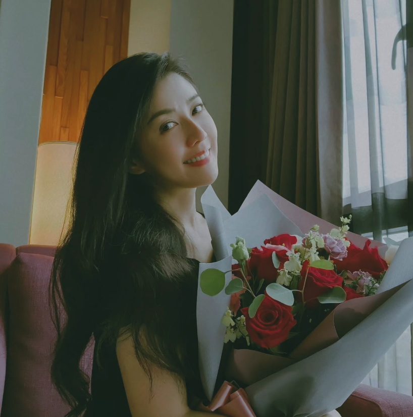 罕見大尺度!45歲韓瑜「甜牽老公走紅毯」美到發光 雪白嫩肌「辣開深V到胸前」好身材包不住❤️