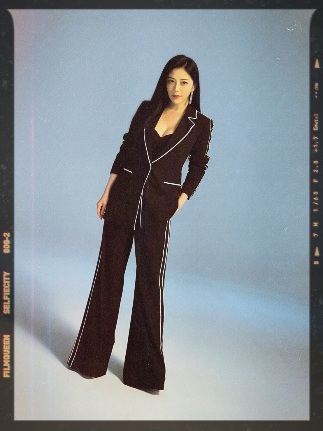 罕見大尺度!45歲韓瑜「甜牽老公走紅毯」美到發光 雪白嫩肌「辣開深V到胸前」好身材包不住❤️