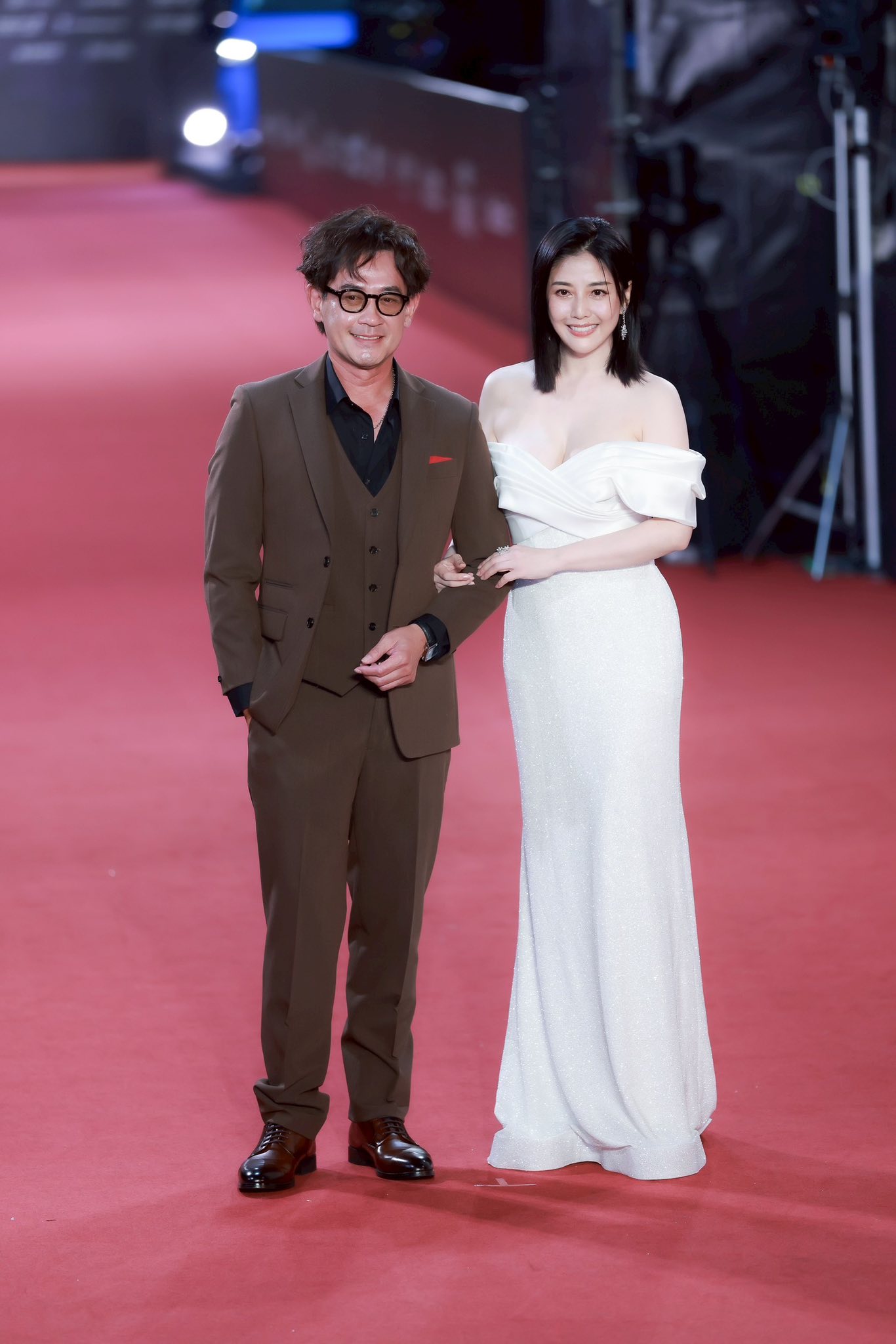 罕見大尺度!45歲韓瑜「甜牽老公走紅毯」美到發光 雪白嫩肌「辣開深V到胸前」好身材包不住❤️