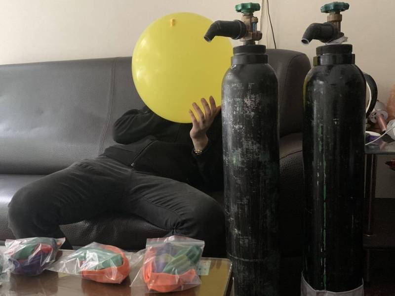 退租後就消失!房東困惑打掃「翻出2個藍色瓶子」立刻報警