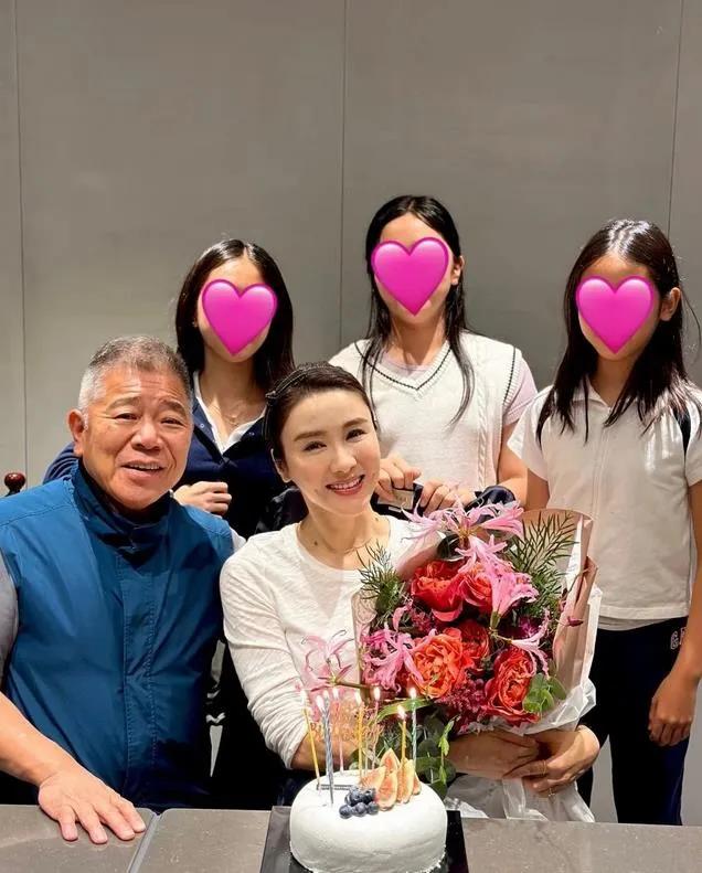 始終選擇善良!昔日第一美人「為照顧重傷弟息影」 後又「嫁殘疾老公」時隔17年亮相