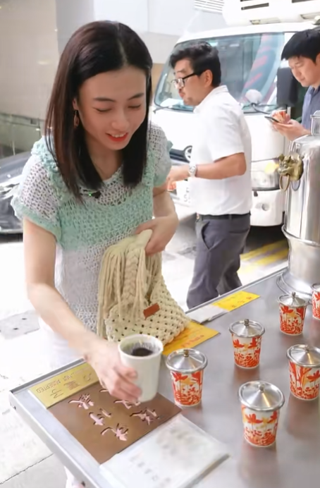 嫁給大28歲富豪!千億富太「被目擊路邊攤吃雞蛋糕」 1舉動太接地氣:「這才是真正的富裕」