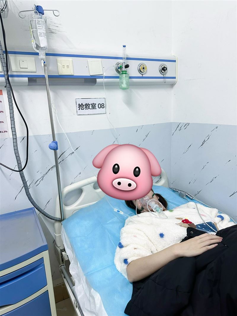 跑去中國發展!台灣女星「突病倒被送進急診室」 戴氧氣罩「虛弱癱在病床」病況曝光