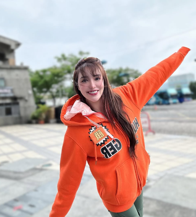 跑去中國發展!台灣女星「突病倒被送進急診室」 戴氧氣罩「虛弱癱在病床」病況曝光