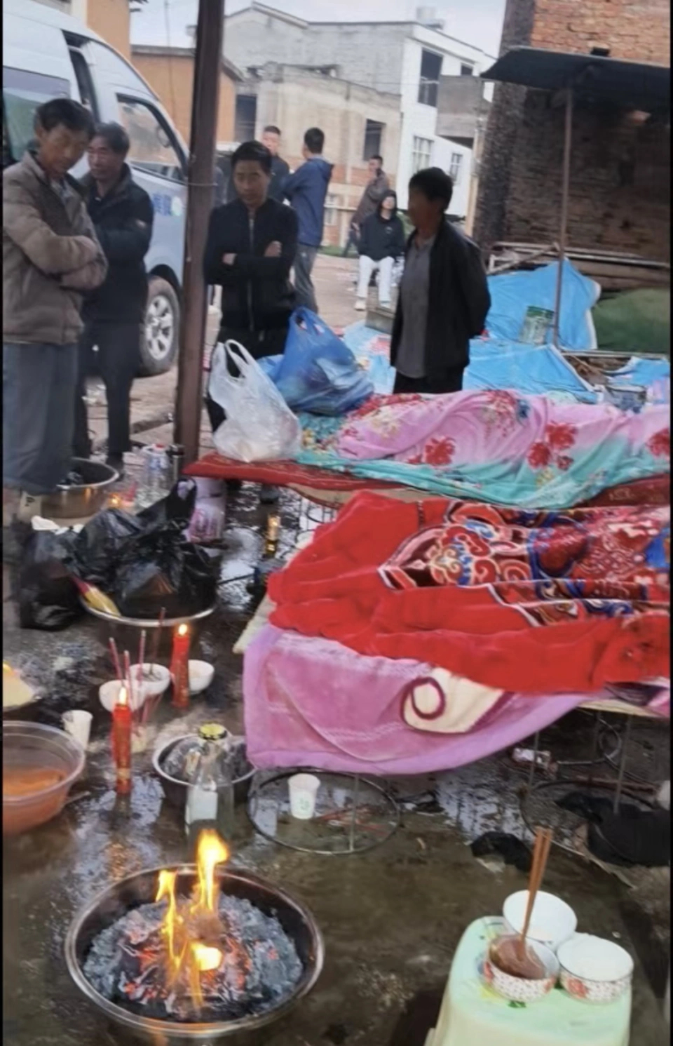 參加喪禮飛來橫禍!6人吃飯躲避不及「全數身亡」