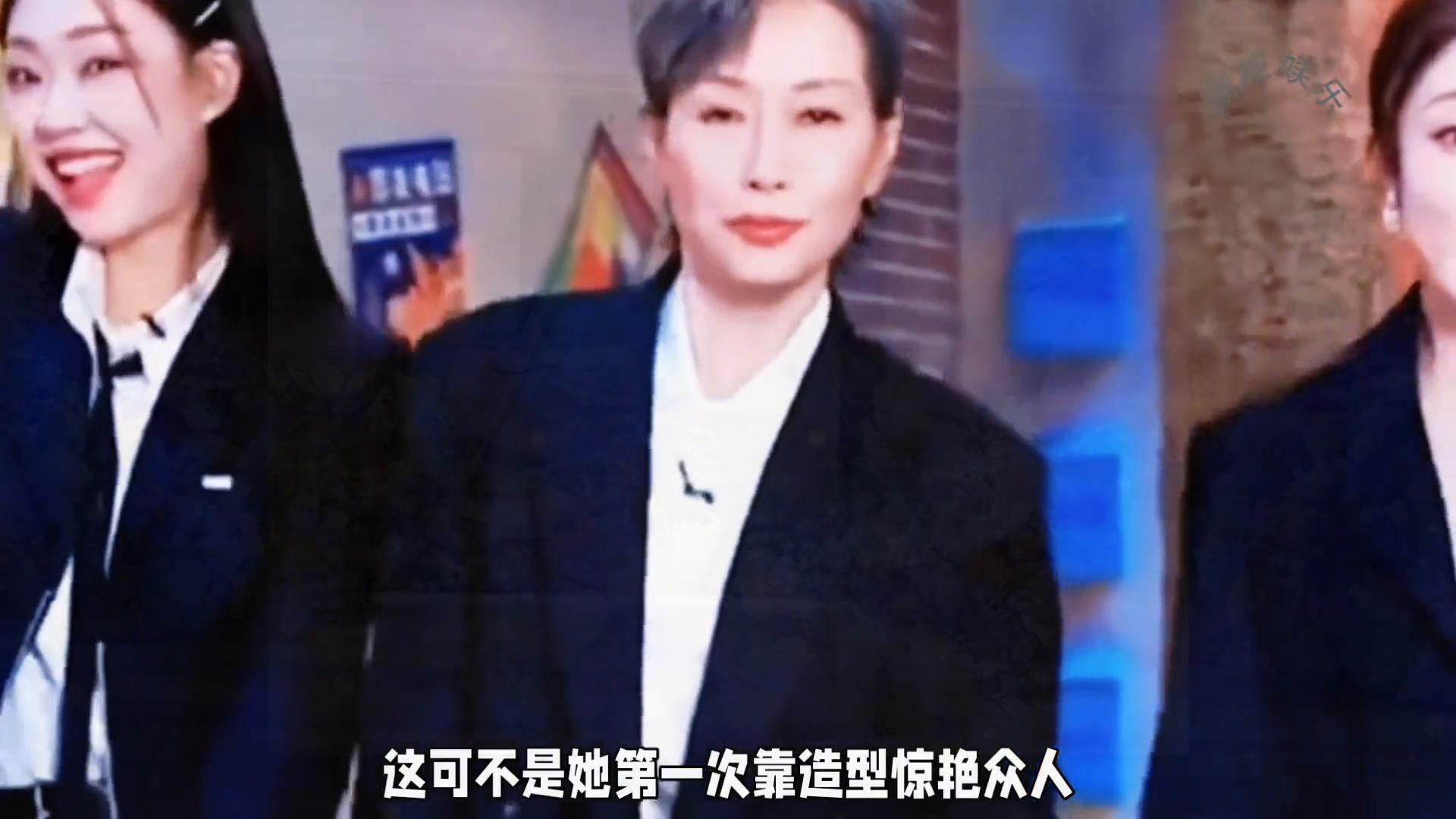 打破年齡偏見!62歲影后「紅毯穿開深V粉裙」成全場最美 一轉身「超辣腰背線條」:比26歲還美