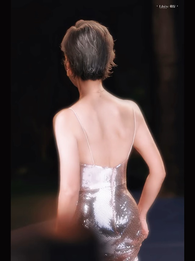 打破年齡偏見!62歲影后「紅毯穿開深V粉裙」成全場最美 一轉身「超辣腰背線條」:比26歲還美