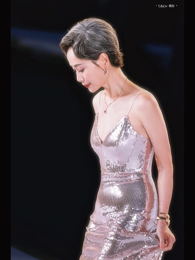 打破年齡偏見!62歲影后「紅毯穿開深V粉裙」成全場最美 一轉身「超辣腰背線條」:比26歲還美