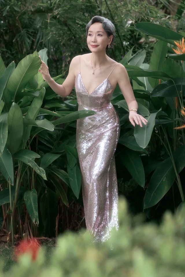 打破年齡偏見!62歲影后「紅毯穿開深V粉裙」成全場最美 一轉身「超辣腰背線條」:比26歲還美