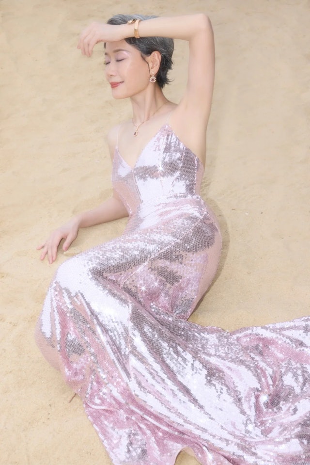 打破年齡偏見!62歲影后「紅毯穿開深V粉裙」成全場最美 一轉身「超辣腰背線條」:比26歲還美