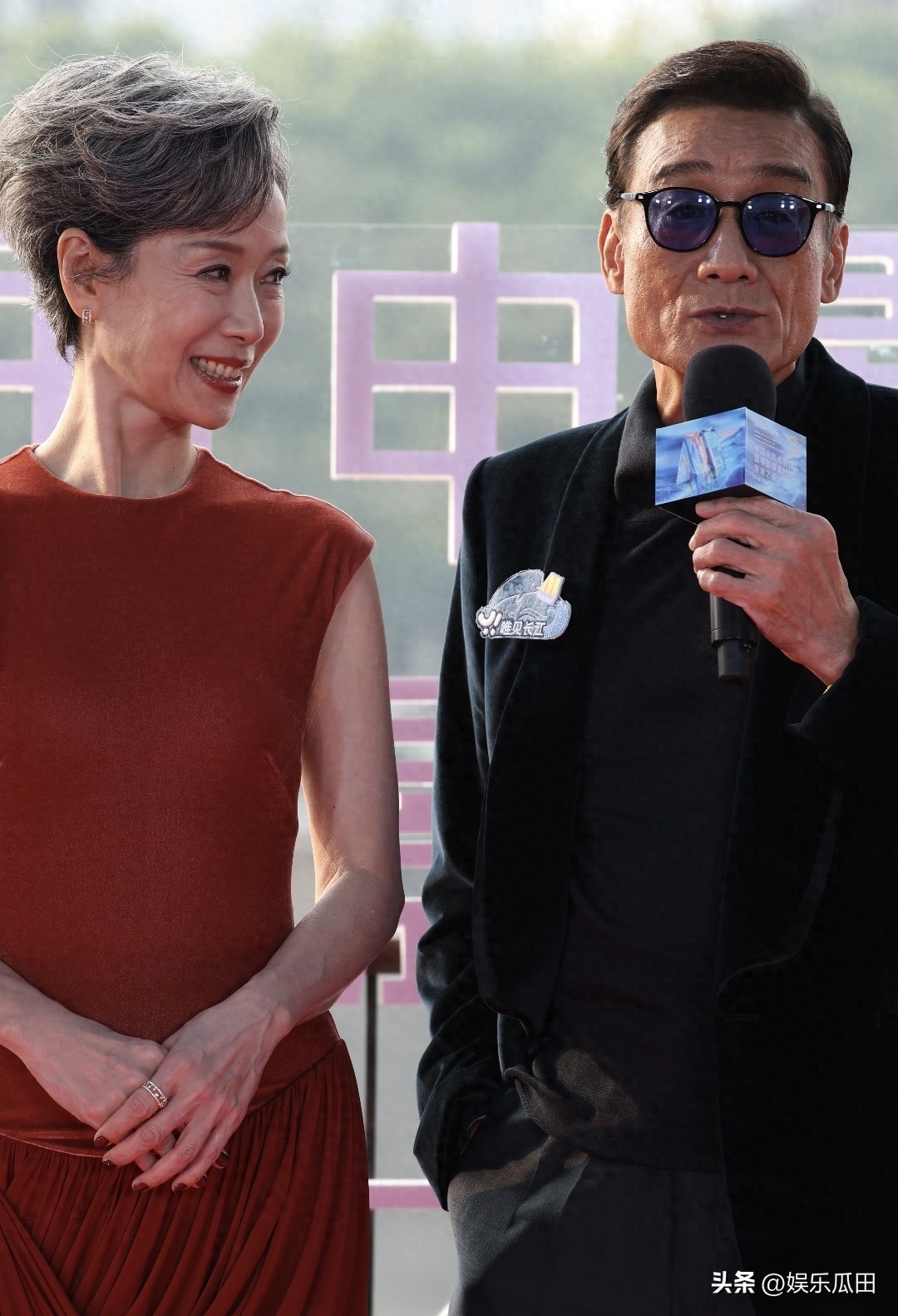 打破年齡偏見!62歲影后「紅毯穿開深V粉裙」成全場最美 一轉身「超辣腰背線條」:比26歲還美