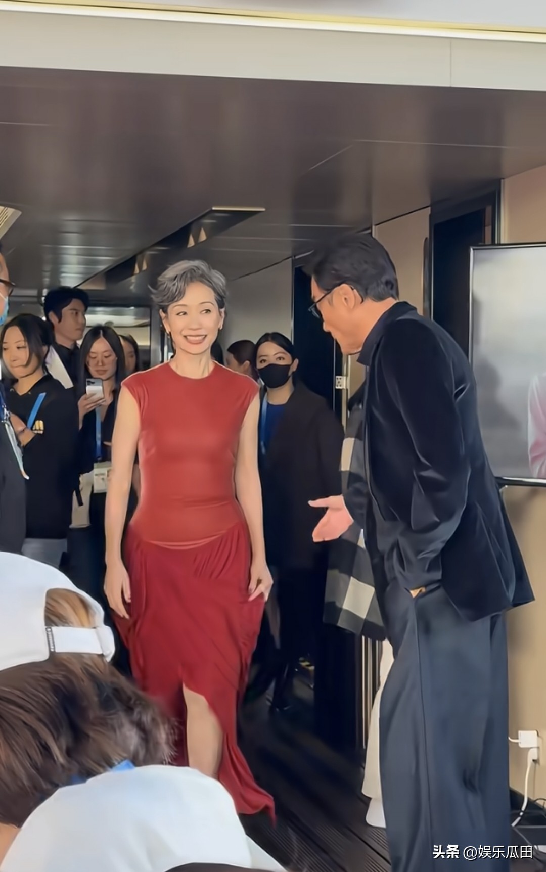 打破年齡偏見!62歲影后「紅毯穿開深V粉裙」成全場最美 一轉身「超辣腰背線條」:比26歲還美