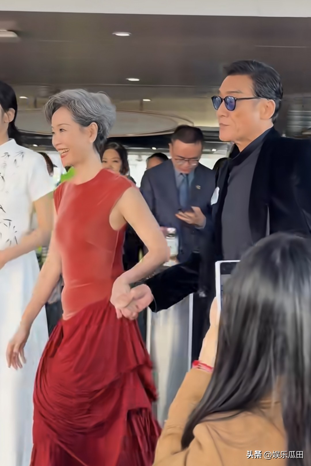 打破年齡偏見!62歲影后「紅毯穿開深V粉裙」成全場最美 一轉身「超辣腰背線條」:比26歲還美