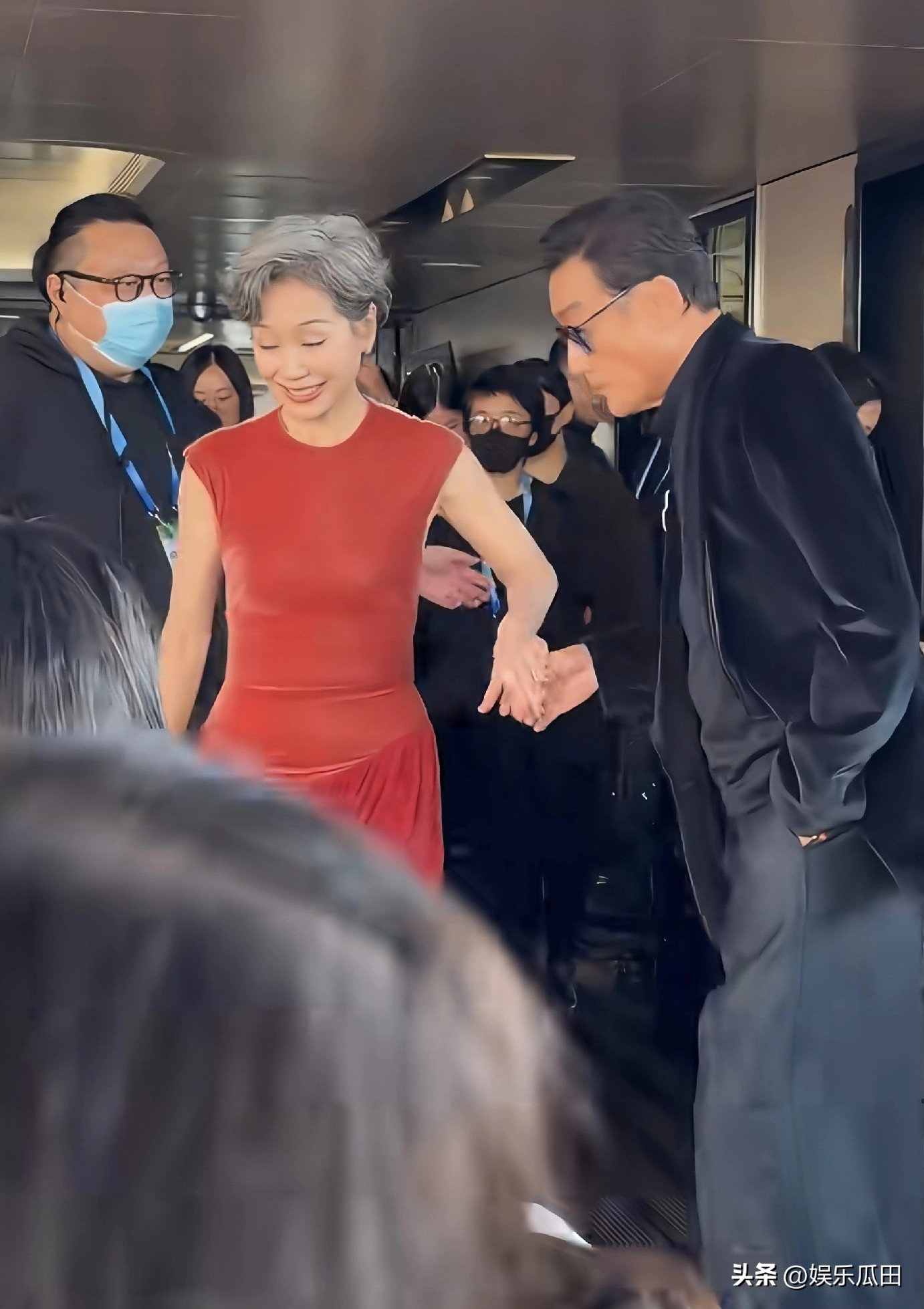 打破年齡偏見!62歲影后「紅毯穿開深V粉裙」成全場最美 一轉身「超辣腰背線條」:比26歲還美