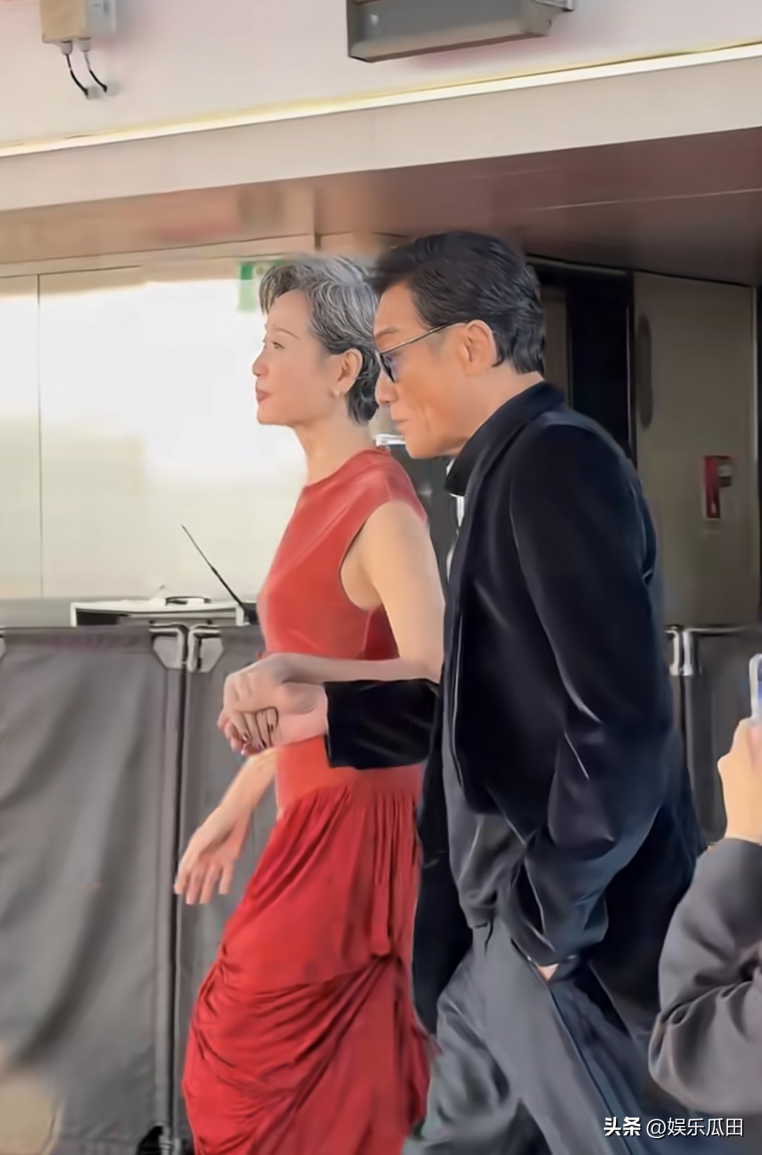 打破年齡偏見!62歲影后「紅毯穿開深V粉裙」成全場最美 一轉身「超辣腰背線條」:比26歲還美