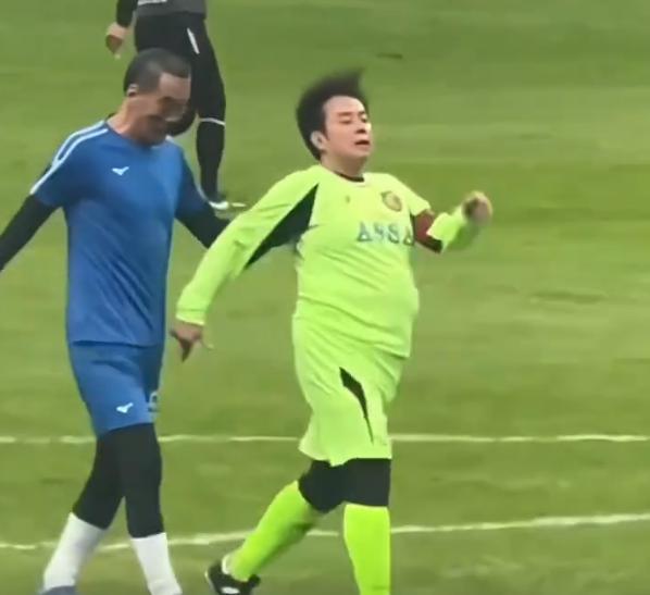 組隊踢足球!75歲大咖男星「身材走樣胖成球」 詭異1部位「網驚呼不正常」:出問題了...