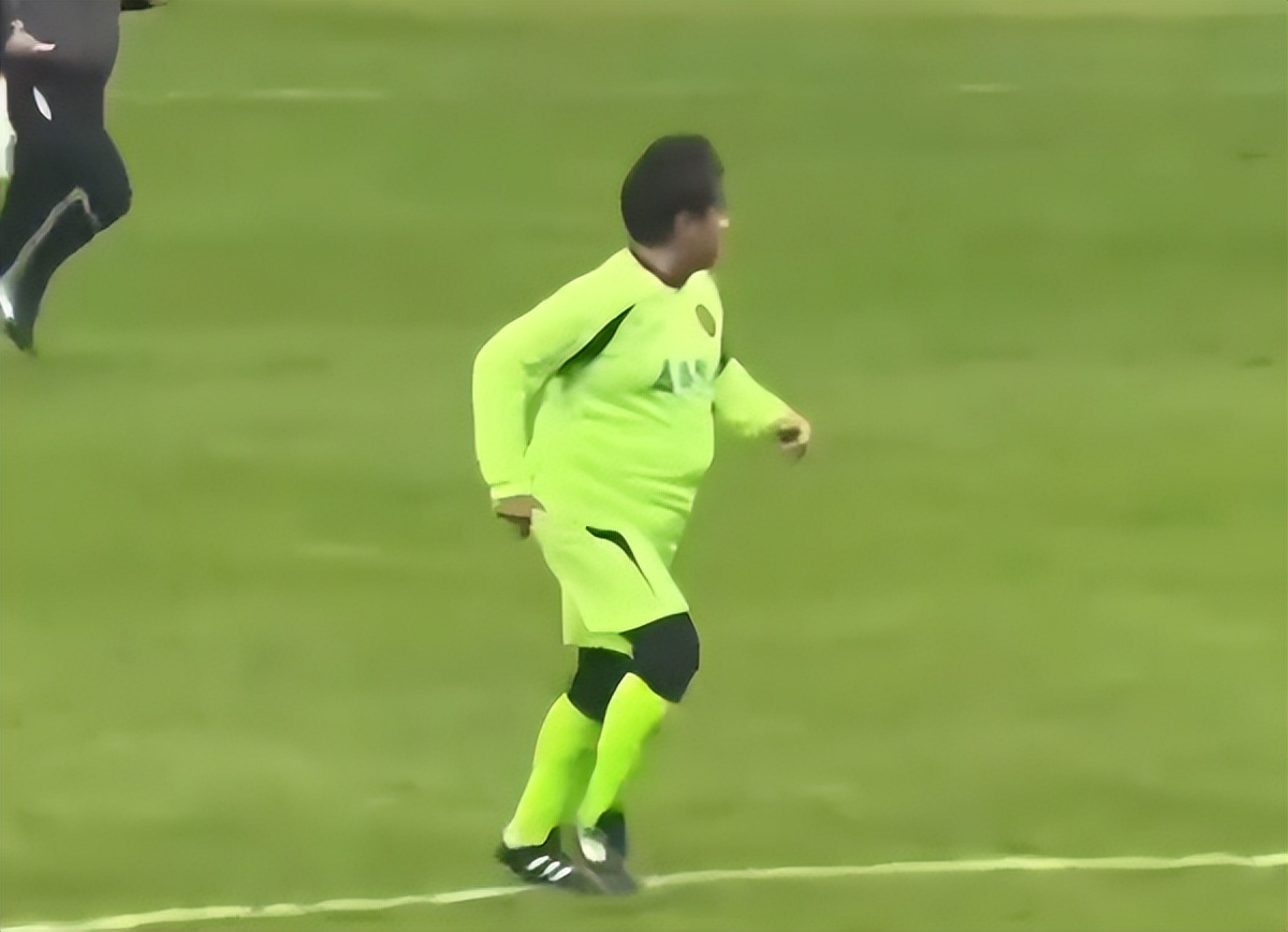 組隊踢足球!75歲大咖男星「身材走樣胖成球」 詭異1部位「網驚呼不正常」:出問題了...