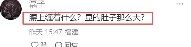 組隊踢足球!75歲大咖男星「身材走樣胖成球」 詭異1部位「網驚呼不正常」:出問題了...