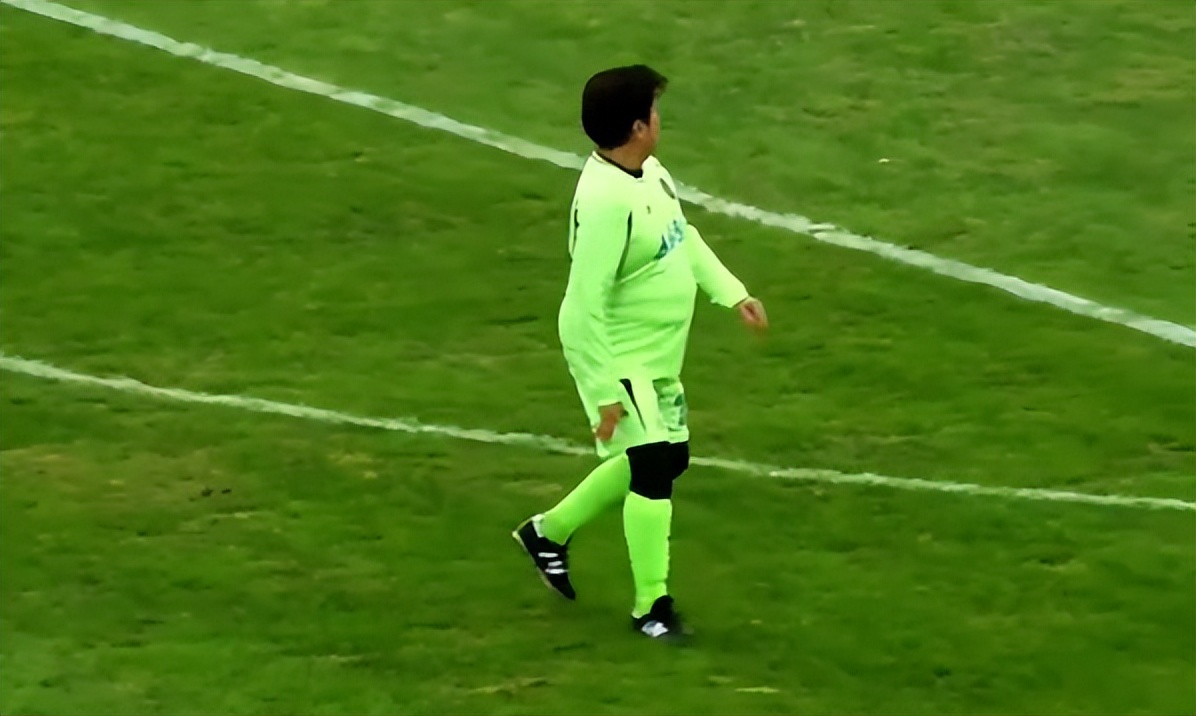 組隊踢足球!75歲大咖男星「身材走樣胖成球」 詭異1部位「網驚呼不正常」:出問題了...