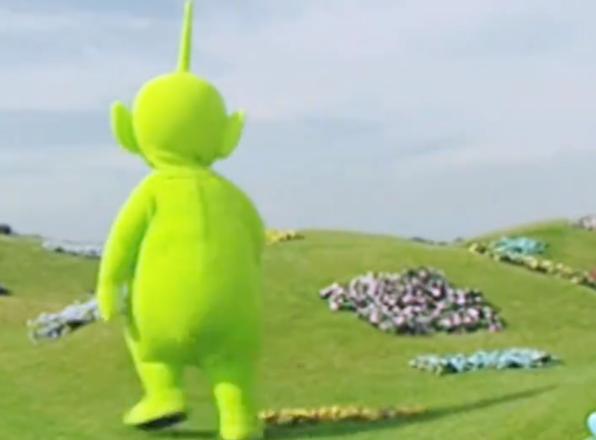 組隊踢足球!75歲大咖男星「身材走樣胖成球」 詭異1部位「網驚呼不正常」:出問題了...