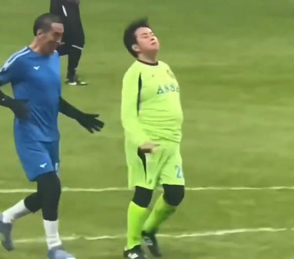 組隊踢足球!75歲大咖男星「身材走樣胖成球」 詭異1部位「網驚呼不正常」:出問題了...