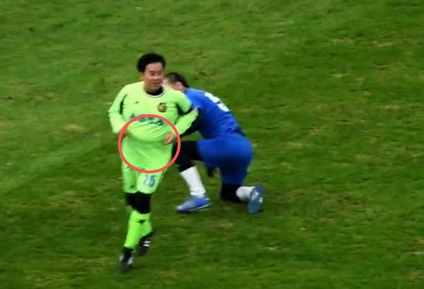 組隊踢足球!75歲大咖男星「身材走樣胖成球」 詭異1部位「網驚呼不正常」:出問題了...