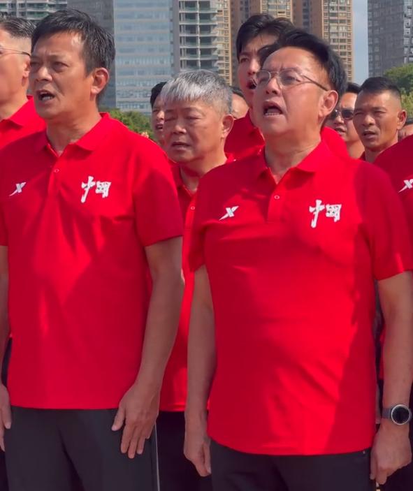 組隊踢足球!75歲大咖男星「身材走樣胖成球」 詭異1部位「網驚呼不正常」:出問題了...