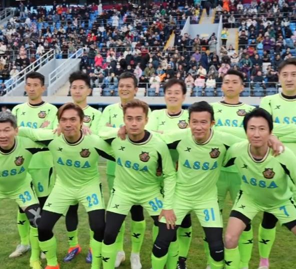 組隊踢足球!75歲大咖男星「身材走樣胖成球」 詭異1部位「網驚呼不正常」:出問題了...