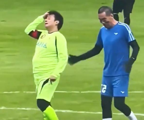 組隊踢足球!75歲大咖男星「身材走樣胖成球」 詭異1部位「網驚呼不正常」:出問題了...