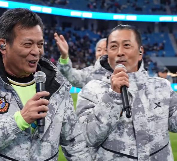 組隊踢足球!75歲大咖男星「身材走樣胖成球」 詭異1部位「網驚呼不正常」:出問題了...