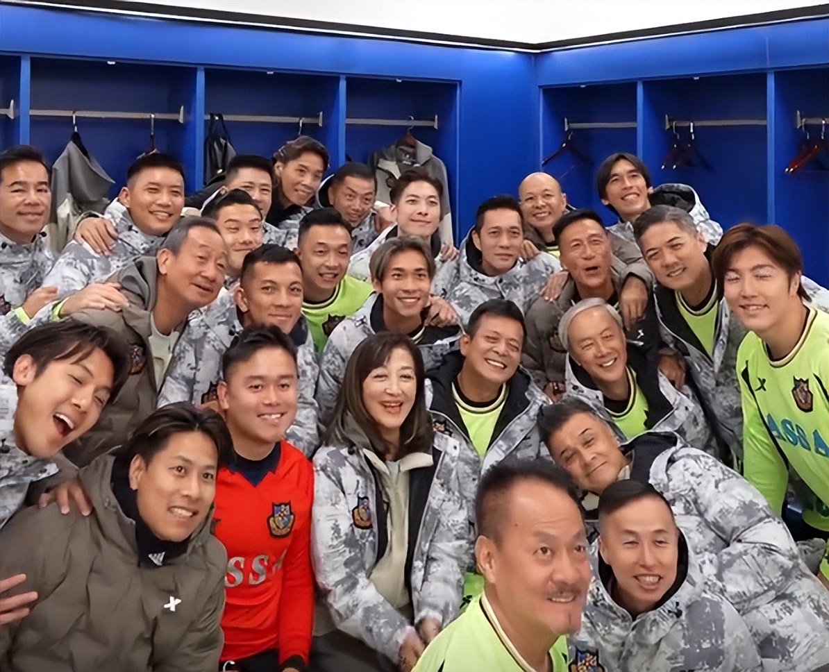 組隊踢足球!75歲大咖男星「身材走樣胖成球」 詭異1部位「網驚呼不正常」:出問題了...