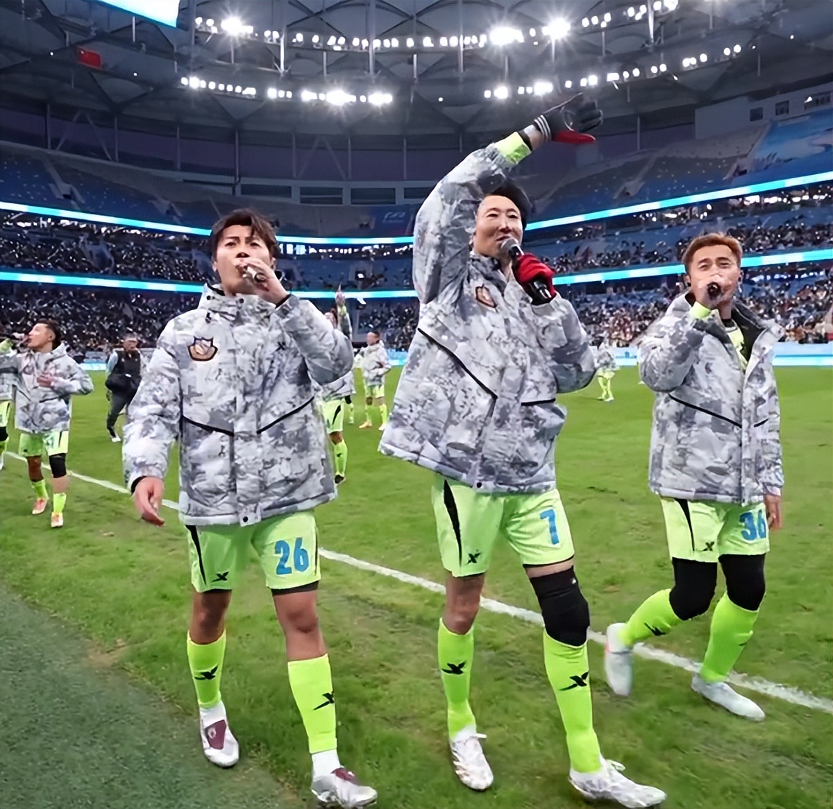 組隊踢足球!75歲大咖男星「身材走樣胖成球」 詭異1部位「網驚呼不正常」:出問題了...