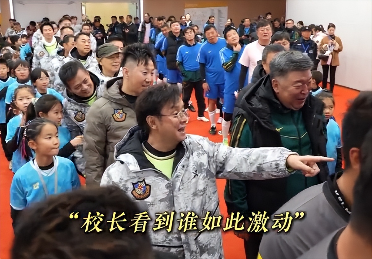 組隊踢足球!75歲大咖男星「身材走樣胖成球」 詭異1部位「網驚呼不正常」:出問題了...