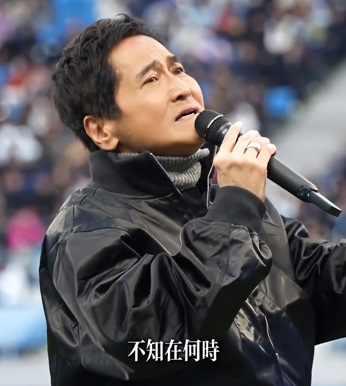 組隊踢足球!75歲大咖男星「身材走樣胖成球」 詭異1部位「網驚呼不正常」:出問題了...