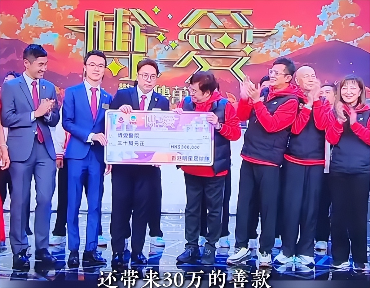 組隊踢足球!75歲大咖男星「身材走樣胖成球」 詭異1部位「網驚呼不正常」:出問題了...