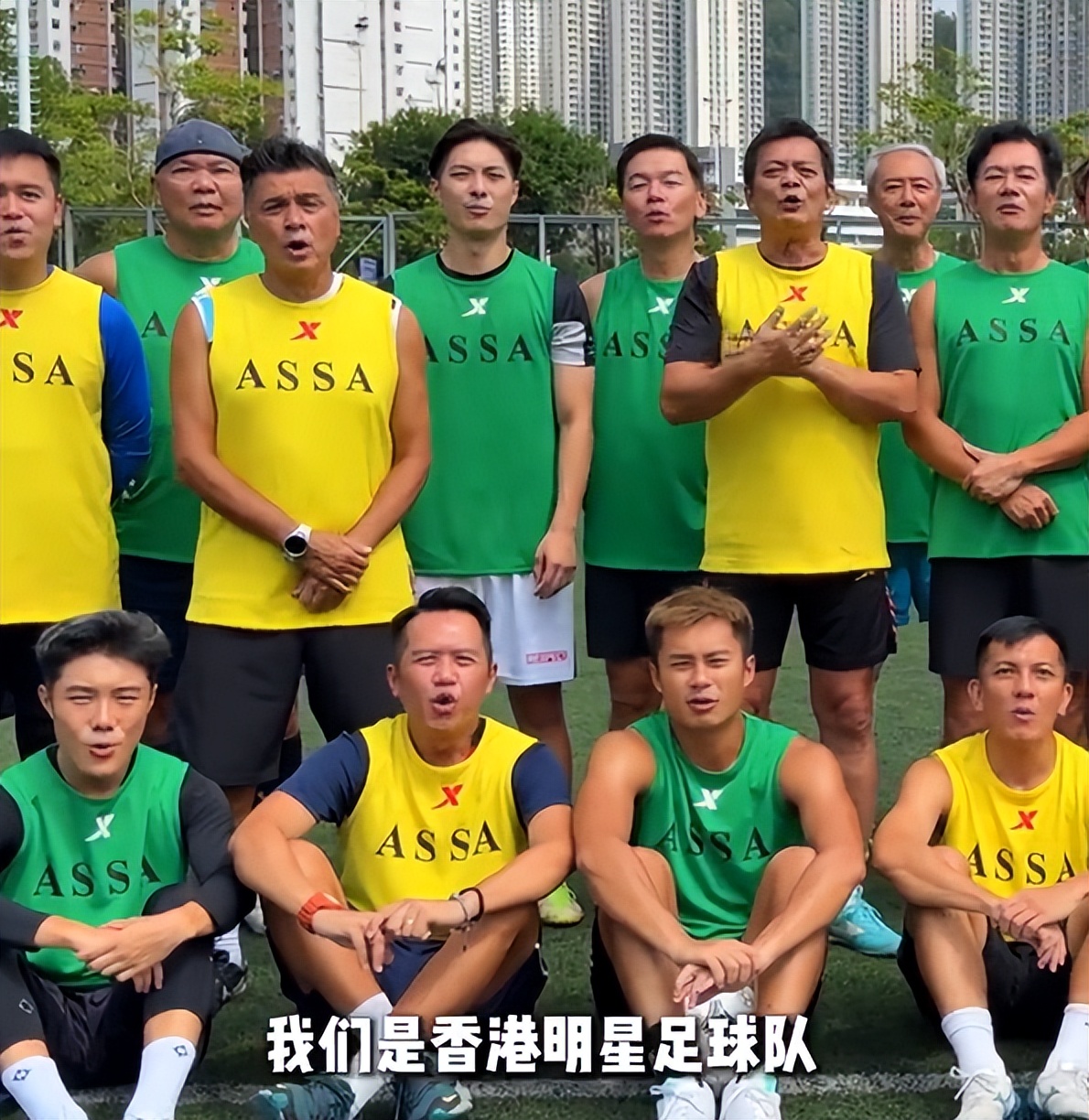 組隊踢足球!75歲大咖男星「身材走樣胖成球」 詭異1部位「網驚呼不正常」:出問題了...