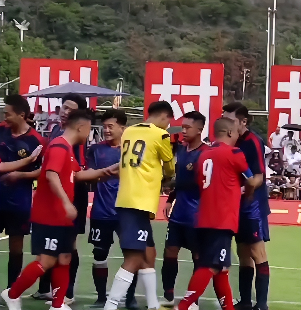 組隊踢足球!75歲大咖男星「身材走樣胖成球」 詭異1部位「網驚呼不正常」:出問題了...