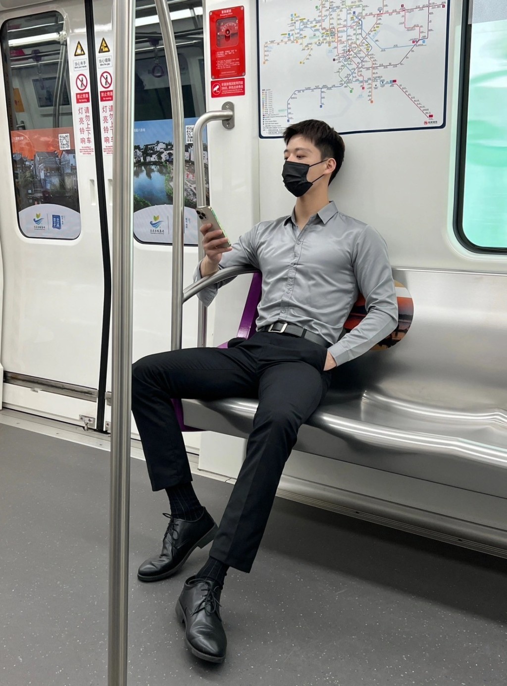 搭車遇「襯衫肌肉男」回頭率超高!一摘下口罩「女乘客戀愛尖叫」:好想搭訕